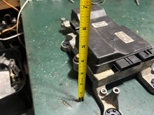 Cargar imagen en el visor de la galería, 150 - 250 hp Yamaha HPDI (2) 60V-8591B-00-00 INJECTOR DRIVER ASSY 60V-85542-00-94 BRACKET two stroke 2003-2011