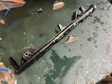 Lade das Bild in den Galerie-Viewer, f 250 hp Yamaha FUEL INJECTOR DELIVERY PIPE #1 6P2-13160-10-00 four stroke 2006-2015 some compatibility 200 225 hp