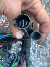Cargar imagen en el visor de la galería, 140 120 125 hp Evinrude ENGINE CABLE ASSY 0583284 & trim terminals junction box two stroke v4 looper 1988-1990