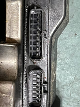 Cargar imagen en el visor de la galería, 150 - 250 hp Yamaha HPDI (2) 60V-8591B-00-00 INJECTOR DRIVER ASSY 60V-85542-00-94 BRACKET two stroke 2003-2011