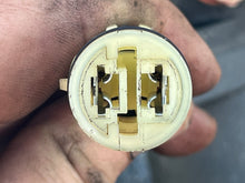 Cargar imagen en el visor de la galería, DF 40 50 hp Suzuki 48000-87J30 POWER TRIM ptt MODEL 2005 05-10 TESTED DF 40 50 hp Suzuki 48000-87J30 also BF 40 50 hp 56000-ZW4-H18 by swapping out top joint piece 56113-ZW4-H11