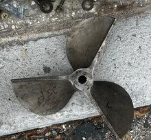 Lade das Bild in den Galerie-Viewer, Mercury Racing 15x22 pitch PROPELLER counter-rotation 3-Blade Cleaver Prop 15x22L T25L