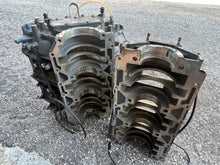 Lade das Bild in den Galerie-Viewer, 200 175 150 hp Yamaha CRANKCASE 64E-15100-00-94 two stroke 6 cylinder carbureted 1996-1998