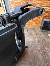 Cargar imagen en el visor de la galería, 90 hp Mercury MIDSECTION DRIVESHAFT HOUSING 8974A11 SWIVEL 1499-8710A4 8710A17 8710A20 8M0102865 STEERING ARM PIN 12079A3 12079A9 EXHAUST PLATE 42954A1 42966T LINK ROD 873491 two stroke 3 cylinder 1988