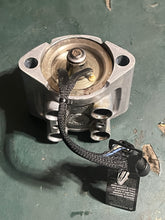 Cargar imagen en el visor de la galería, 90 hp Evinrude E-tec fuel injector strbd 5008826 & 5007147 2008-2012 two stroke 5007433 353518 353253 352875