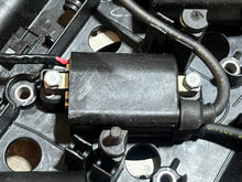 Cargar imagen en el visor de la galería, f 225 200 hp Yamaha 3 IGNITION COILS f6t546 w BRACKET 69J-82310-00-00 69J-82316-00-00 four stroke 2002-2010 crossover Mercury 888309