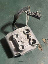 Cargar imagen en el visor de la galería, 90 hp Evinrude E-tec fuel injector strbd 5008826 & 5007147 2008-2012 two stroke 5007433 353518 353253 352875