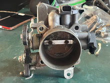 Cargar imagen en el visor de la galería, BF 150 135 hp Honda THROTTLE BODY 16400-ZY6-013 four stroke 2007-up