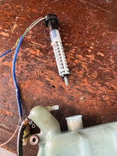 Load image into Gallery viewer, 50 hp Yamaha OIL TANK 63D-21707-00-00 LEVEL GAUGE 63D-85720-00-00 CAP 6H4-21770-00-00 two stroke 2000-2009 some 40 hp compatibility