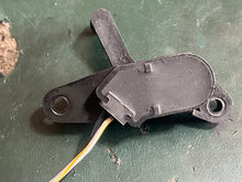 Cargar imagen en el visor de la galería, parts DF 250 225 200 hp Suzuki 34801-93J03 TRIM SENDER ASSY four stroke 2007 - 2014