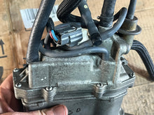 Load image into Gallery viewer, f 150 hp Yamaha VST 63P-14180-00-00 FLOAT CHAMBER & 63P-13907-01-00 FUEL PUMP tested FOUR STROKE 2005 nla, super #s: 63P-14180-01-00, 63P-14180-02-00, 63P-14180-03-00 2005-2007