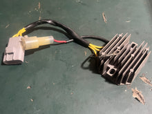Cargar imagen en el visor de la galería, 25 30 hp Mercury EFI voltage regulator RECTIFIER 898103T14 four stroke