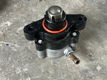 Load image into Gallery viewer, f 115 hp Yamaha FUEL PUMP 68V-24410-00-00 four stroke 2000-2011 some 75 80 90 100 hp compatibility