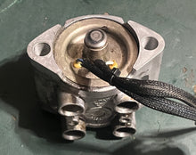 Cargar imagen en el visor de la galería, 90 hp Evinrude E-tec fuel injector strbd 5008826 & 5007147 2008-2012 two stroke 5007433 5007432 353518