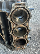 Lade das Bild in den Galerie-Viewer, 200 175 150 hp Yamaha CRANKCASE 64E-15100-00-94 two stroke 6 cylinder carbureted 1996-1998