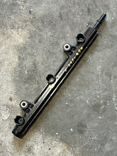 Cargar imagen en el visor de la galería, f 225 250 300 350 hp Yamaha FUEL INJECTOR DELIVERY PIPE 2 6CB-13171-11-00 four stroke 2022-2024