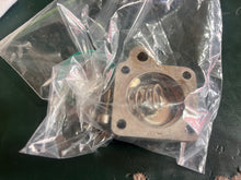 Cargar imagen en el visor de la galería, Mercury TRACKER VALVE COVER(flat) 804535001 804535 SPRING 24-804534 DIAPHRAGM 804533 two stroke Optimax 115 - 250 hp