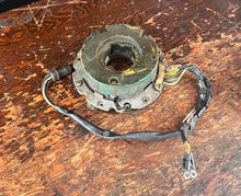 Charger l'image dans la galerie, 9.9 - 60 hp Johnson Evinrude STATOR 581651 PLATE 582355 Two Stroke 2 Cylinder 1977-2006
