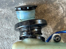 Load image into Gallery viewer, 50 hp Yamaha OIL TANK 63D-21707-00-00 LEVEL GAUGE 63D-85720-00-00 CAP 6H4-21770-00-00 two stroke 2000-2009 some 40 hp compatibility