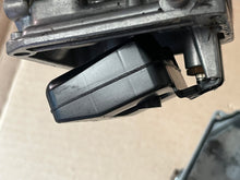 Lade das Bild in den Galerie-Viewer, 90 75 hp Yamaha CARBURETOR 3 bottom 6H1-14303-07-00 TWO STROKE 1992-2003 - NO GASKET