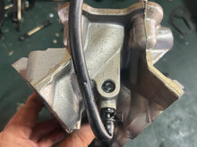 Cargar imagen en el visor de la galería, DF 225 250 200 hp Suzuki INTAKE MANIFOLD 13110-93J00 with bolts Four Stroke 2004-2024