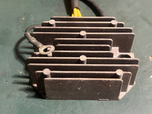 Cargar imagen en el visor de la galería, 25 30 hp Mercury EFI voltage regulator RECTIFIER 898103T14 four stroke