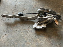 Lade das Bild in den Galerie-Viewer, f 150 hp SHIFT BRACKET 6DA-44176-00-00 SHIFT LEVER ROD 6DA-44121-00-00 BRACKET 63P-44117-01-00 SHIFT SWITCH 69J-8259F-00-00 four stroke 2015-2024