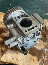 Lade das Bild in den Galerie-Viewer, 250 hp Yamaha CAMSHAFT ASSY 1 with gear 60V-12170-00-00 two stroke HPDI 3.3 Liter 2003-2009 some compatibility 200 225 300 hp