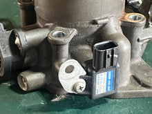 Cargar imagen en el visor de la galería, BF 150 135 hp Honda THROTTLE BODY 16400-ZY6-013 four stroke 2007-up