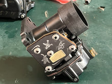 Cargar imagen en el visor de la galería, 115 hp Johnson Evinrude 0439208 436798 CARBURETOR BODY, 334961 BOWL, #74D JET two stroke