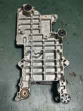 Cargar imagen en el visor de la galería, 150 - 250 hp Yamaha HPDI (2) 60V-8591B-00-00 INJECTOR DRIVER ASSY 60V-85542-00-94 BRACKET two stroke 2003-2011