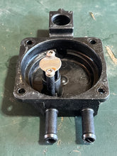 Cargar imagen en el visor de la galería, 40 - 90 hp Evinrude E-tec cst FUEL VAPOR SEPARATOR chamber 5009033 BOTTOM COVER two stroke af aa 40-300hp