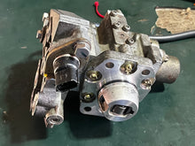 Load image into Gallery viewer, 150 200 hp Yamaha FUEL PUMP ASSY 68F-13910-00-00 COVER 68F-13993-00-00 two stroke HPDI 2000-2003 some 175 hp