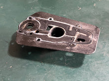 Lade das Bild in den Galerie-Viewer, 8 HP Mercury 413449 bottom cowl ADAPTER PLATE - USE WITH DESIGN II WATER TUBE oem