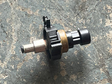 Cargar imagen en el visor de la galería, 115 90 hp Mercury Optimax PRESSURE SENSOR 881879A7 FITTING 892403 Two Stroke 3 Cylinder DFI 2008 some 200-300 hp