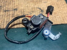 Cargar imagen en el visor de la galería, 150 - 250 hp Yamaha 61A-85885-00-00 Throttle Sensor & dif bracket TPS two stroke