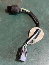 Lade das Bild in den Galerie-Viewer, DF 60 70 hp Suzuki TEMPERATURE SENSOR 34830-92E10 92E30 four stroke Evinrude 5030813 1998-2009 also DT 90 100 hp 1989-1997 also DT 150 200 hp 1998-2002