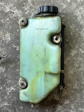 Cargar imagen en el visor de la galería, 200 225 250 300 HP Mercury OIL TANK ASSY 830889A1 830889A two stroke