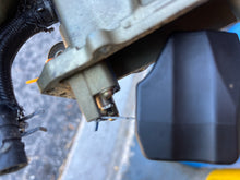 Load image into Gallery viewer, vf 250 225 200 hp Yamaha VST Float Chamber 6CB-14160-10-00 with fuel pump 6CB-13907-10-00 4.2 liter Four Stroke TESTED