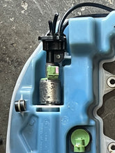 Cargar imagen en el visor de la galería, 60 hp Evinrude e-tec OIL TANK ASSY 5007951 CAP 5008406 PUMP & MANIFOLD Assembly 5007950 two stroke 2010-up
