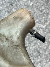 Cargar imagen en el visor de la galería, DT 90 100 hp Suzuki OIL TANK 69100-87E02 69200-87D05 two stroke 1989-1999