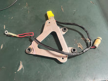 Cargar imagen en el visor de la galería, 25 30 hp Mercury EFI Fuse CABLE ASSEMBLY 898101077 FUSE-20 AMP  853814002 bracket 898101050  four stroke