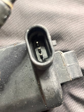 Lade das Bild in den Galerie-Viewer, 50 40 hp Tohatsu Nissan IGNITION COIL #1 12” cord 3Z5064690 1542 PLUG CAP 3H6069990 two stroke 2002-2018