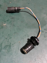Load image into Gallery viewer, 150 175 200 225 hp Evinrude Ficht TEMPERATURE SWITCH sensor 0585184 two stroke Some 9.9-115 hp compatibility