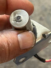 Lade das Bild in den Galerie-Viewer, 250 225 hp Mercury SENSOR ASSY 821909 Cylinder block TWO STROKE efi 1994-1996