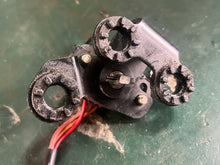 Cargar imagen en el visor de la galería, 150 175 200 225 250 hp Yamaha Throttle Sensor & bracket TPS 6R5-85885-01-00 TWO STROKE