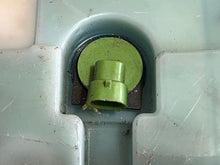 Cargar imagen en el visor de la galería, 25 15 hp Evinrude E-tec OIL TANK 5007897 PUMP & MANIFOLD 5007898 OIL LEVEL 0352874 CAP 5007256 two stroke 2009-up