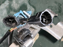 Cargar imagen en el visor de la galería, DF 150 hp Suzuki THROTTLE LEVER HOLDER 19115-96J00, ROD 13510-96J00, SHIFT POSITION SENSOR 13580-93J02, TILT LIMIT 37722-93J12 four stroke 2020