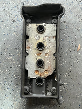 Cargar imagen en el visor de la galería, BF 135 140 115 150 hp Honda CYLINDER HEAD COVER 12310-ZY6-010ZA pre-1997-2007-up