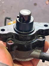 Cargar imagen en el visor de la galería, f 115 hp Yamaha FUEL PUMP 6EK-24410-00-00 water separator FUEL FILTER 6EK-24560-00-00 four stroke 2014-2025 some 130 hp